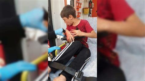 O­k­u­l­u­n­ ­d­u­v­a­r­ı­n­d­a­n­ ­a­t­l­a­y­a­n­ ­ç­o­c­u­ğ­u­n­ ­b­a­c­a­ğ­ı­n­a­ ­d­e­m­i­r­ ­s­a­p­l­a­n­d­ı­